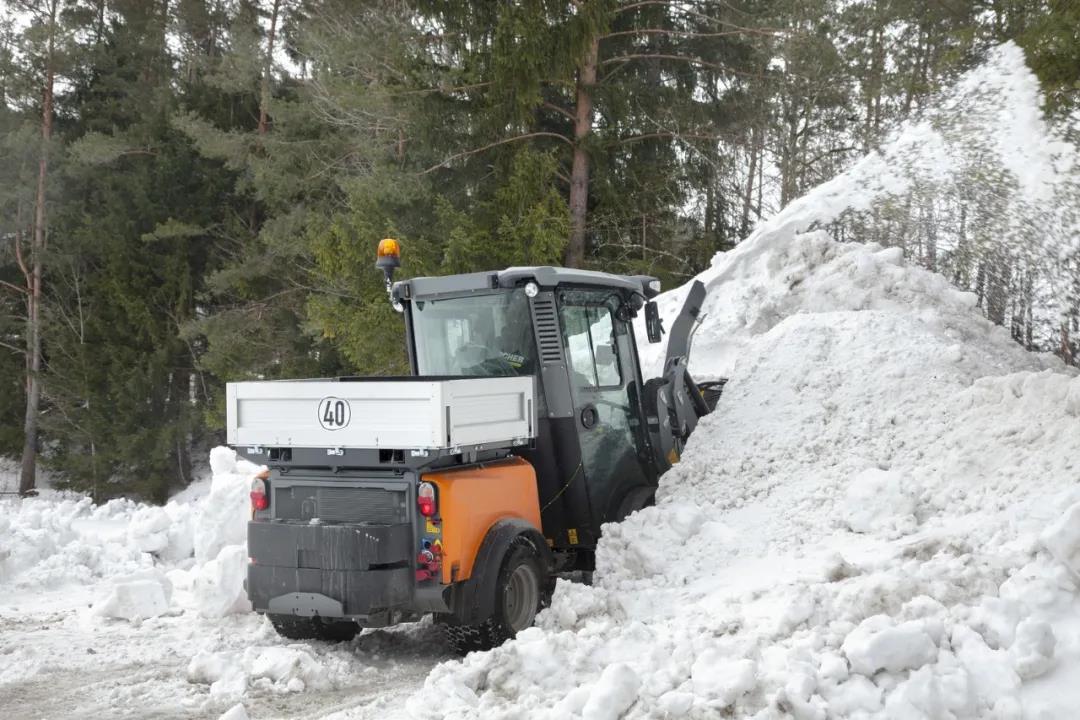 下雪就是通知，雪停就是命令，开着德国卡赫MIC市政多功能清扫车一起扫雪！