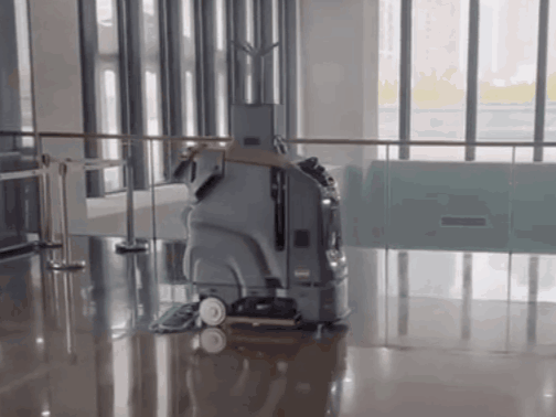 卡赫AI智能清洁机器人，入驻多个公共服务场所，守护出行安全